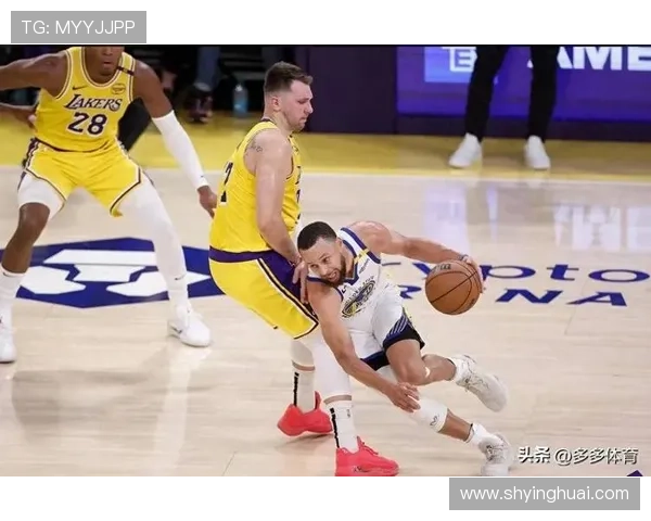 库里三分再现神迹勇士逆转湖人詹姆斯末节失准成比赛转折点